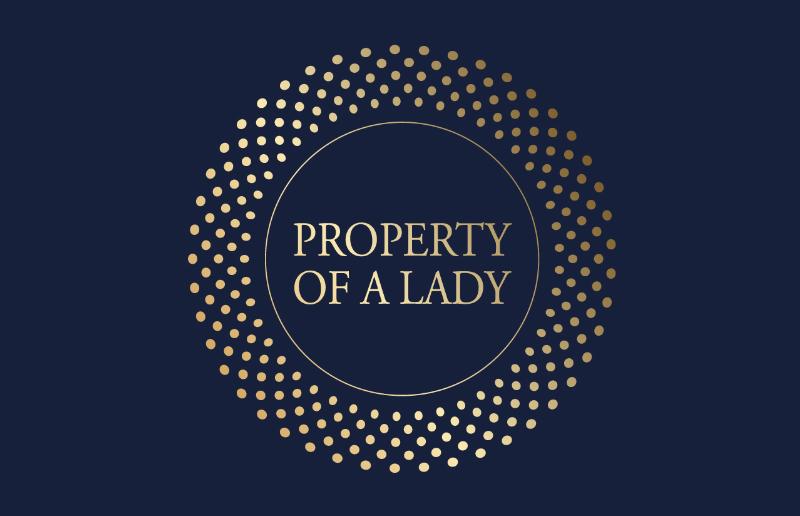 Un artisan français travaillant méticuleusement sur une pièce d’horlogerie ou de bijouterie fine, avec des outils traditionnels, illustrant le savoir-faire et l’artisanat français séculaires.